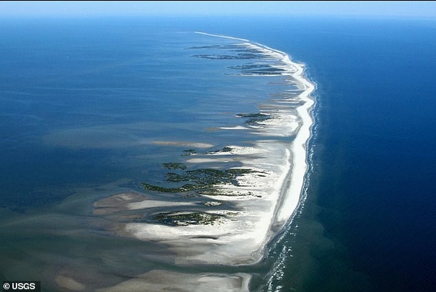 Подводната пирамида наводно зрачи со енергија што ги врти компасите и пречи на електрониката на рибарите