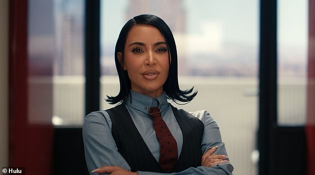 Бела тоалета со длабоко деколте и гардеробни комбинации од серијата што ќе бидат понудени на аукција