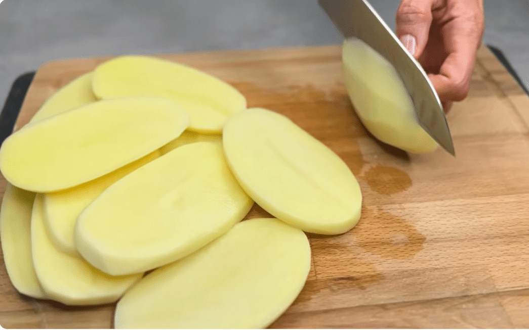 Печени компири со сланина и праз – вкус кој ги гали вашите сетила