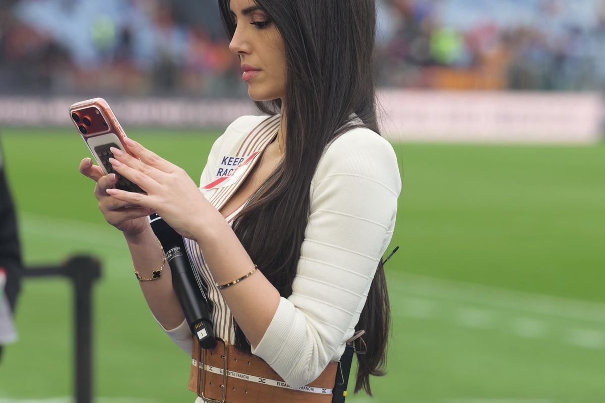 Aтрактивната Џузи во краток крем фустан и потпетици маестрално шутираше топка во директен пренос