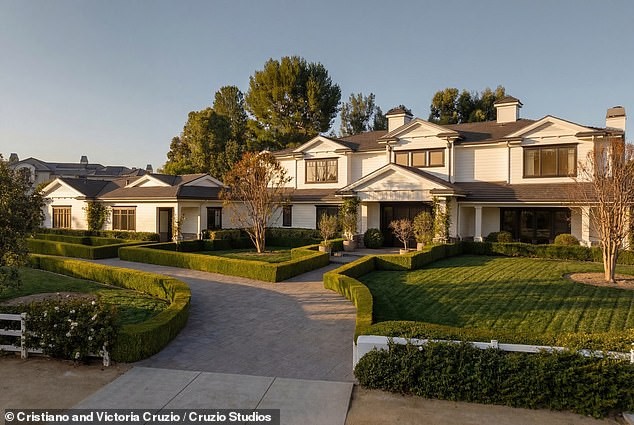 Минимално платно, максимален маркетинг: Кајли без градник во бел фустан го промовира новиот руж