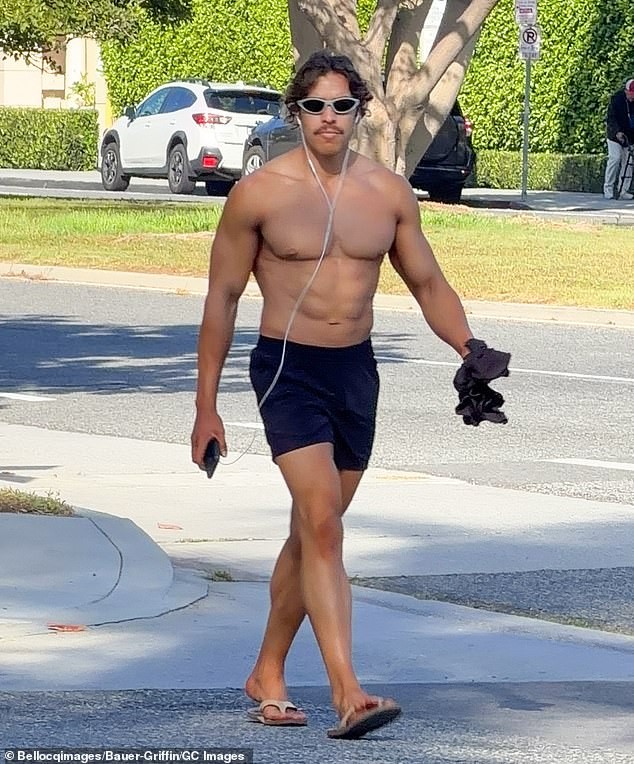 Арнолд Шварценегеровиот син, Џозеф Баена, го открива своето извајано тело низ улиците на ЛA веднаш по триумфот на своето прво бодибилдинг натпреварување