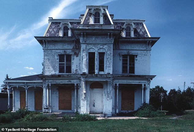 Замокот Гилберт бил напуштен, уништен и заборавен сѐ додека Христофер и Стив Вајт не се појавиле во 1986 година