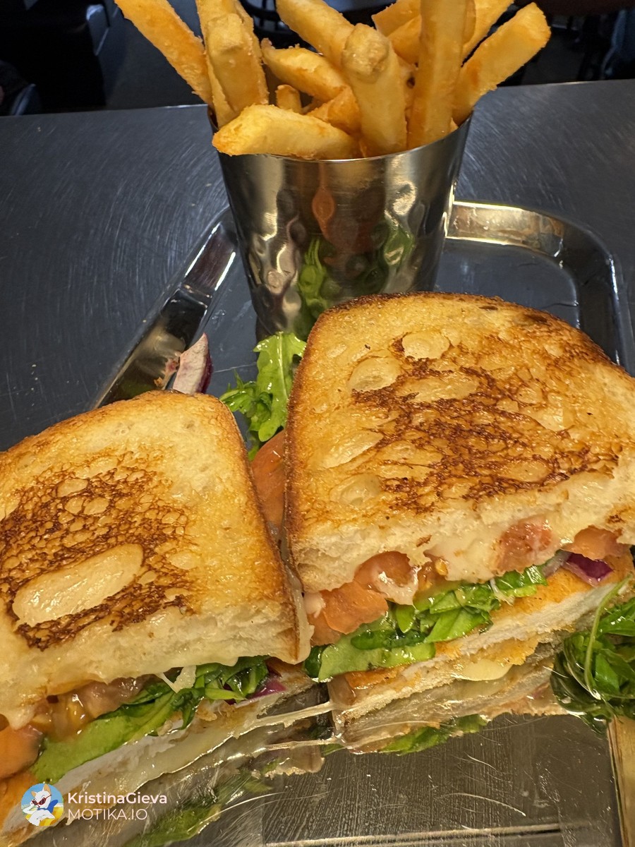 Гастрономска понуда, атмосфера и детали за Village Gardens — цена, програма и контакт инфо