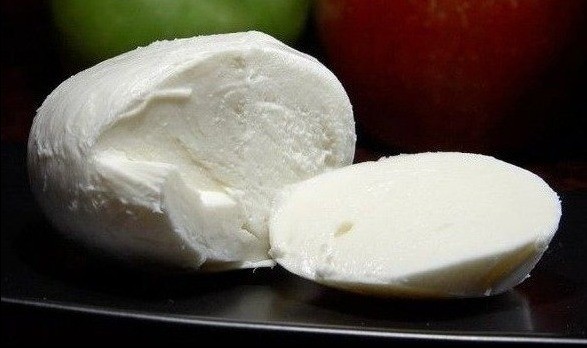 Потребни состојки за домашна моцарела – само две намирници ви се потребни