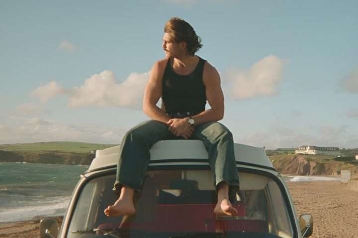 Видеоспотот на Spencer Bewley го продолжува суровиот аналоген визуелен јазик на бендот, снимен автентично без филтри и преработки