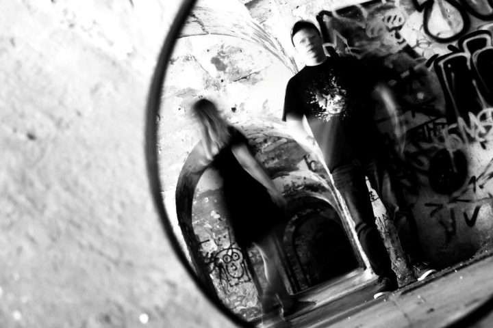 A Place To Bury Strangers остануваат верни на својата борба помеѓу контролата и распадот, структурата и бучавата, документирајќи жива и нестабилна уметност