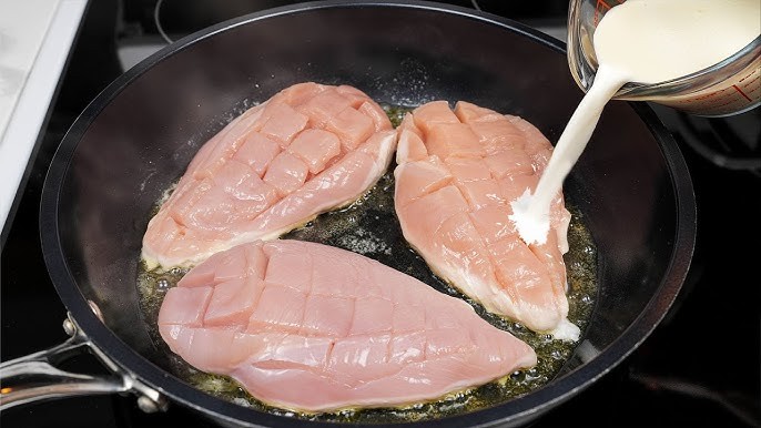 Започнете со подготовка: Пржење на пилешките филети и креирање кремаст сос со зеленчук