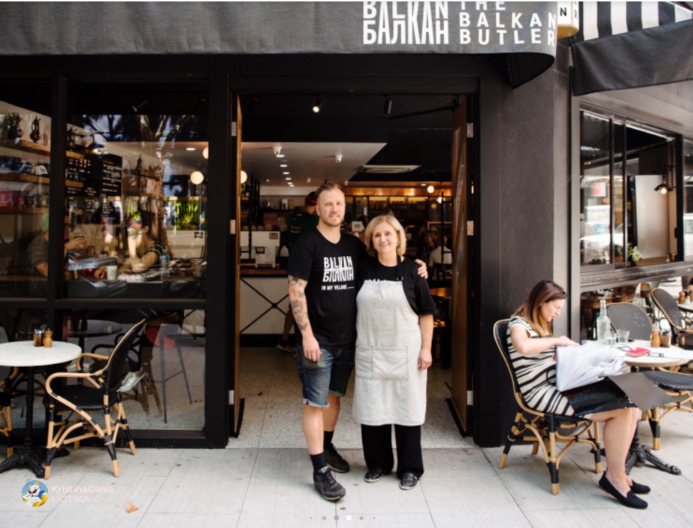 Мајка и син со балкански шмек го освојуваат светот: „Balkan Butler“ го редефинира бурекот и десертите