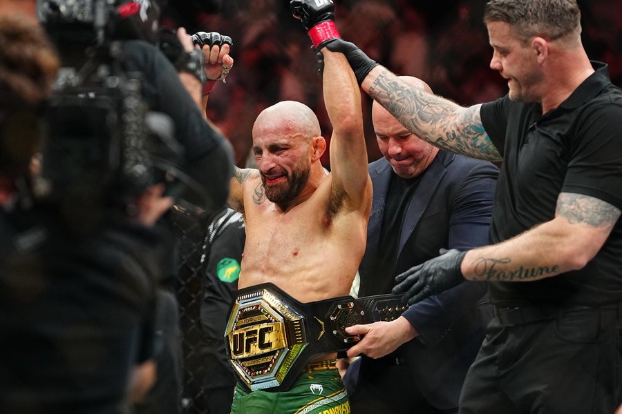 Волкановски е роден и живее во Австралија, но никогаш не ги заборава своите корени