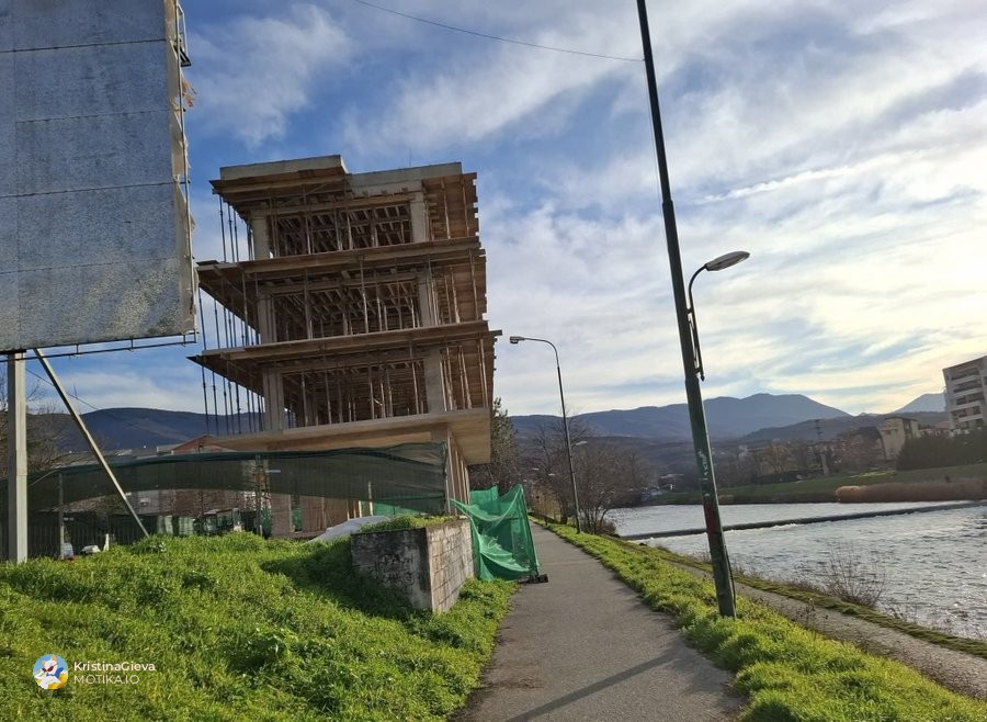 Во Скопје и на пешачки патеки никнуваат згради - Ќе сноси ли некој одговорност во оваа држава?