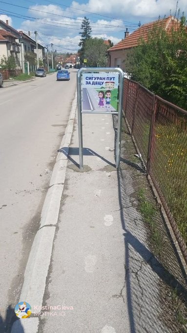 И во Србија не се нешто многу бистри - Знакот на сред тротоар