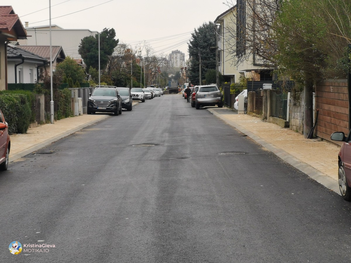 Непотребна реконструкција на потполно здрава улица во Карпош.  Се разбира дупките од шахти остануваат. 