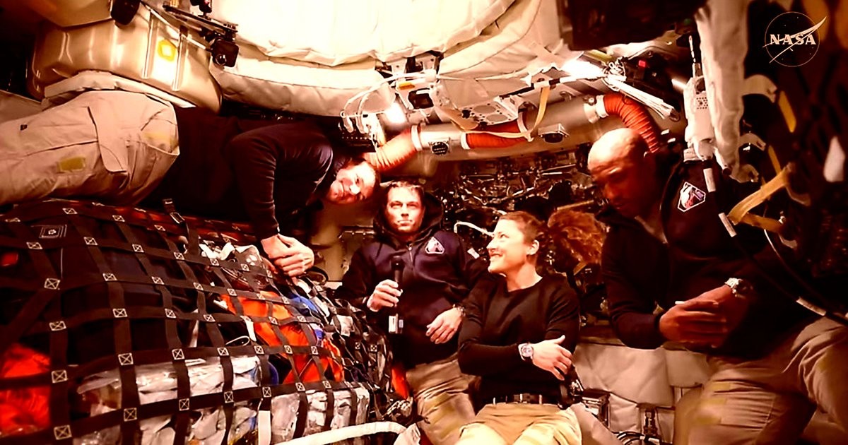 Астронаути на Месечината приморани да вршат нужда во кеси додека “запален мирис” се шири од тоалетот