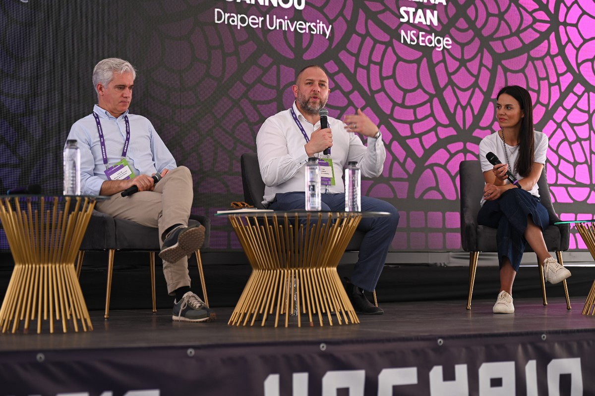 Префрлување од музика во светот на бизнисот и градење на оперативни структури