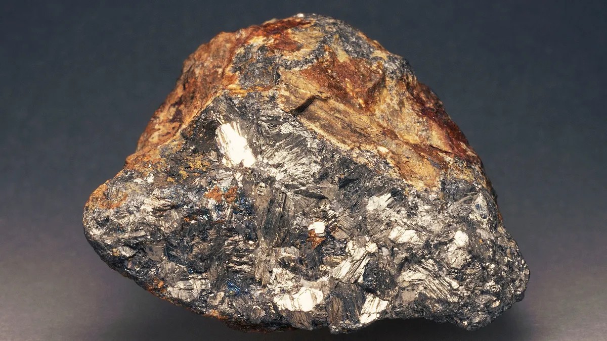 Антимон: Стратешки минерал во битката помеѓу Вашингтон и Пекинг што се користи во индустријата, а стана причина за ценовни и геополитички тензии