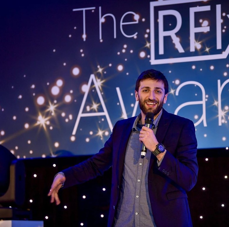 Детство исполнето со смеа и поуки од дедото: Првите чекори кон театарот и хуморот