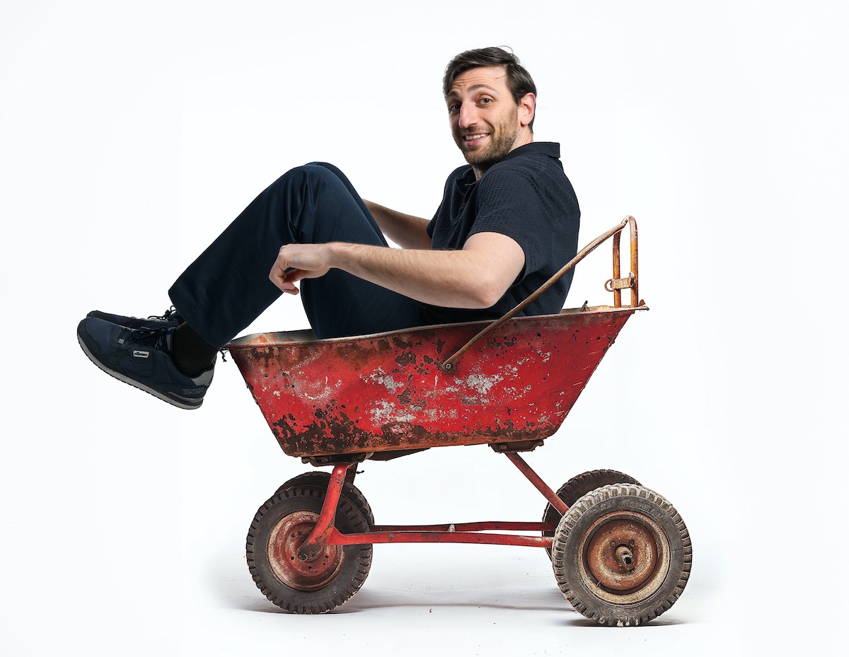 Случајна шанса на Малта: Првиот стенд-ап настап по смртта на дедото што засекогаш го промени сопствениот пат