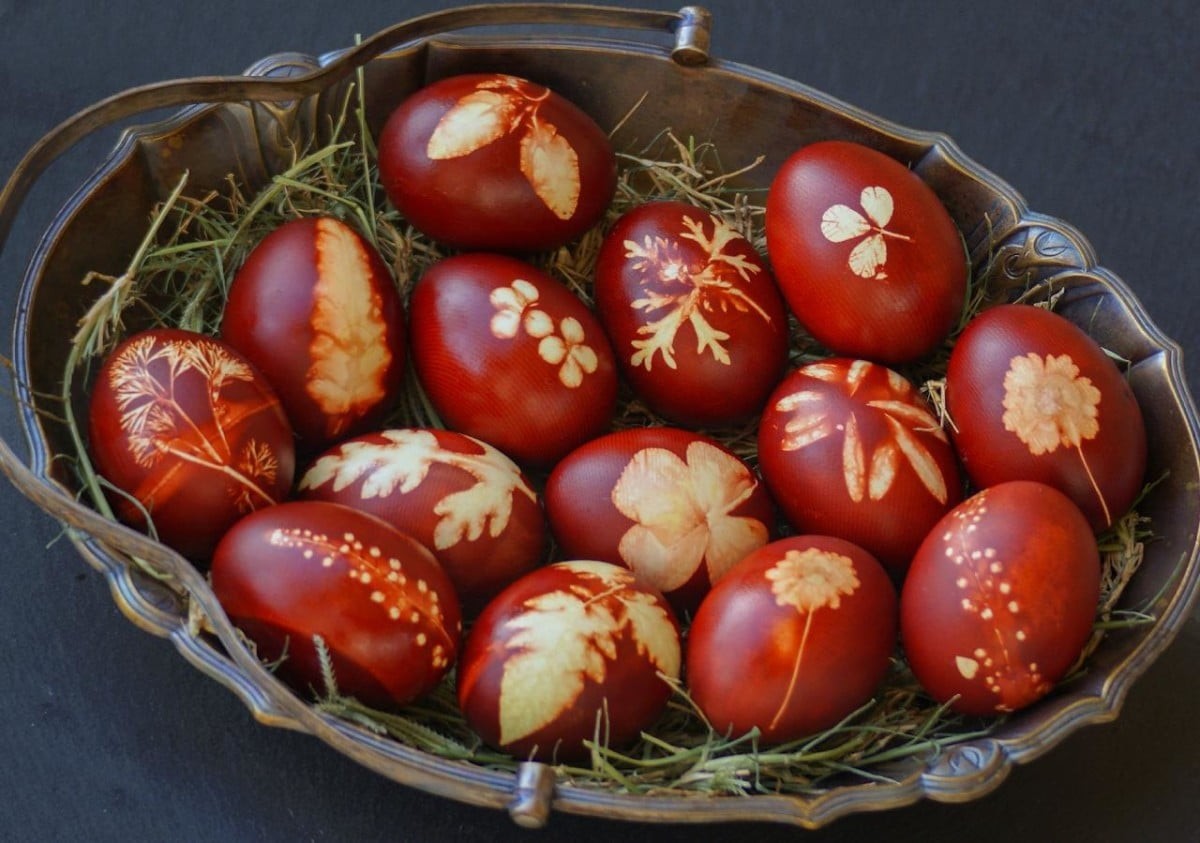 Сè што ви е потребно: Лушпа од црвен кромид, јајца, хулахопки и свежи билки создаваат уникатни природни шарки