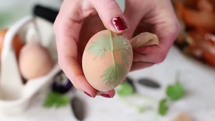 Принцип на природните мотиви: Ја фиксирате билката, јајцето добива органски дизајн – секое јајце станува мало ремек-дело