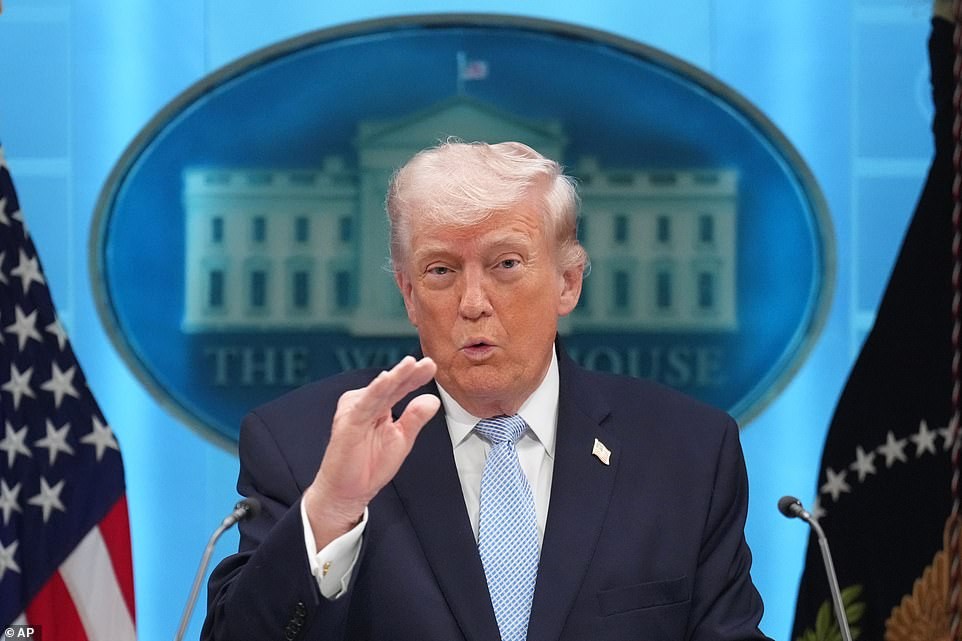 Џо Роган го обвинува Трамп: Нападите врз Иран се смислена дистракција од тајните на Епштајн и предавство на поддржувачите