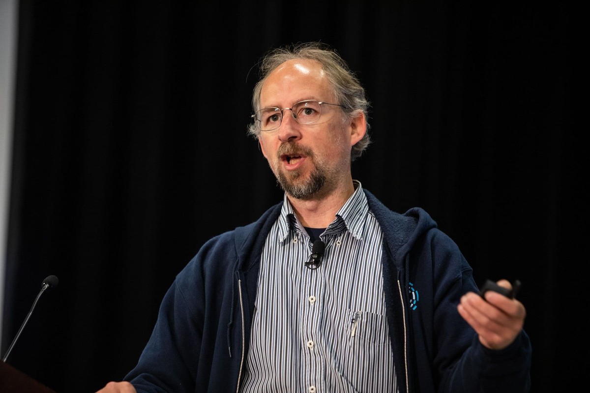 Сомнежите не се нови, но оваа истрага повторно го става Адам Бек во фокусот