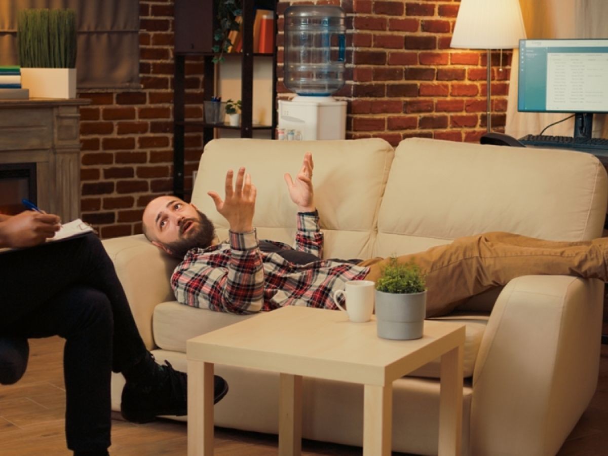 Социјалните мрежи го заменуваат вистинското живеење со зависност од туѓа потврда и губење на автентичноста