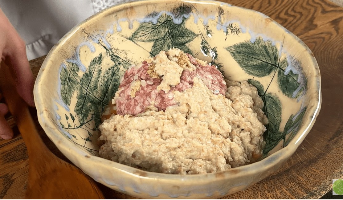 Рецепт за плескавици со месо, компир и сирење — крцкава кора што се топи во устата