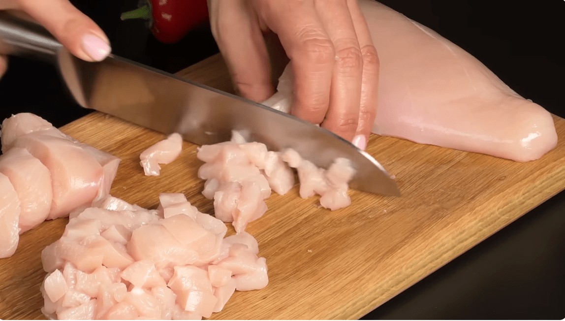 Француски модерен ручек што го освои светот — Крцкаво пилешки филети со зачинет компир и краставици