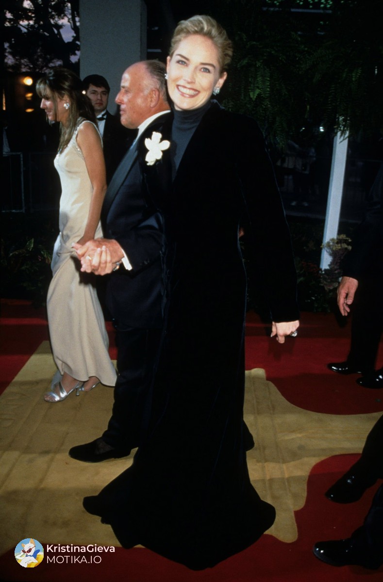 Шерон Стоун го докажа потенцијалот на „хај-лоу“ модата со 22-доларскиот џемпер од Gap