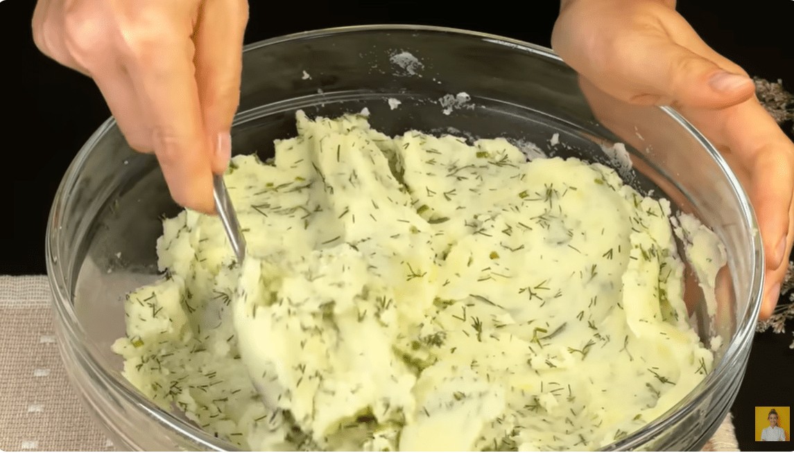 Тие се толку вкусни што ги правам барем три пати неделно – Рецепт за неодоливи златни гнезда од компир полнети со говедско и растопен кашкавал