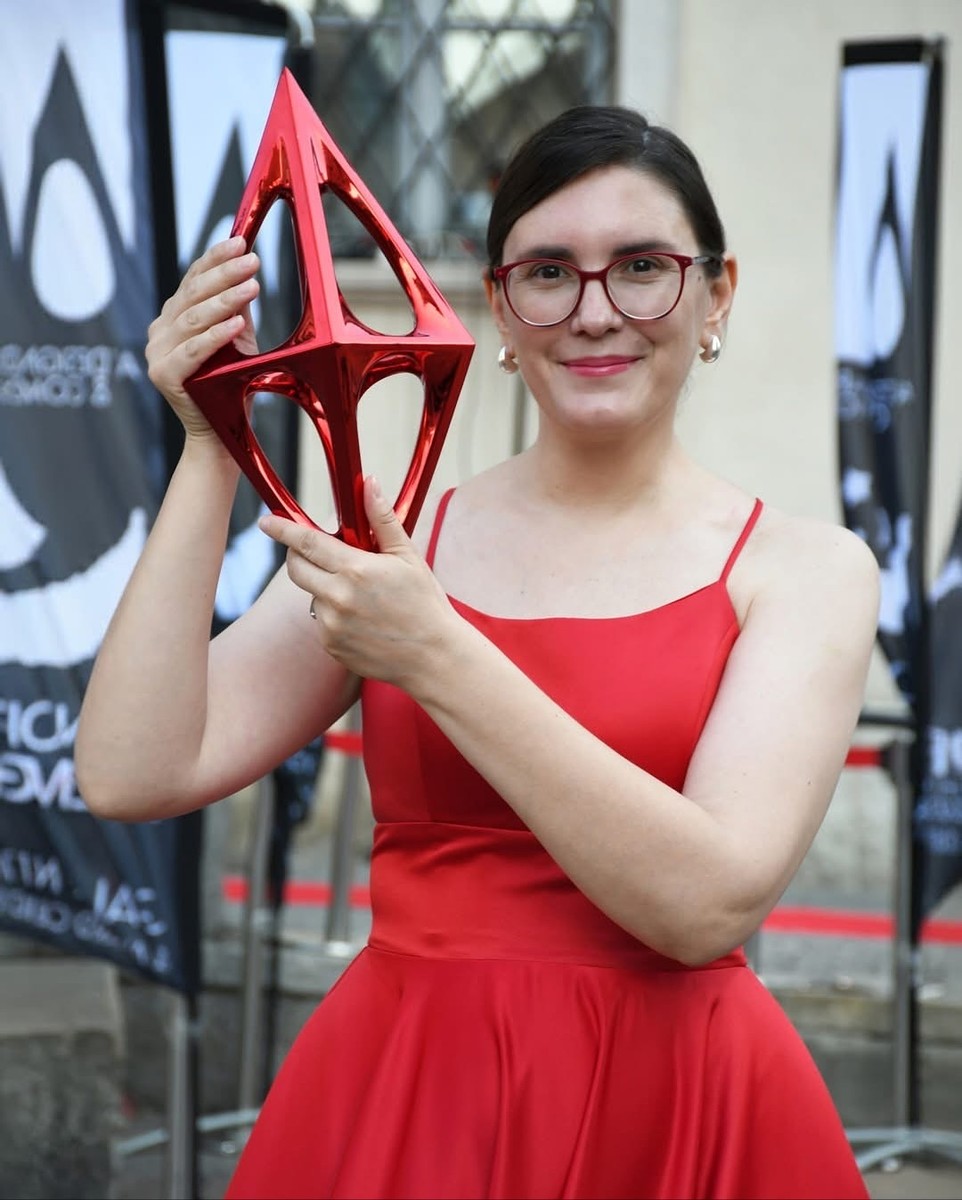 Инсталацијата „Luck“ од 2014: Сатира насочена кон верувањата во лажни вредности