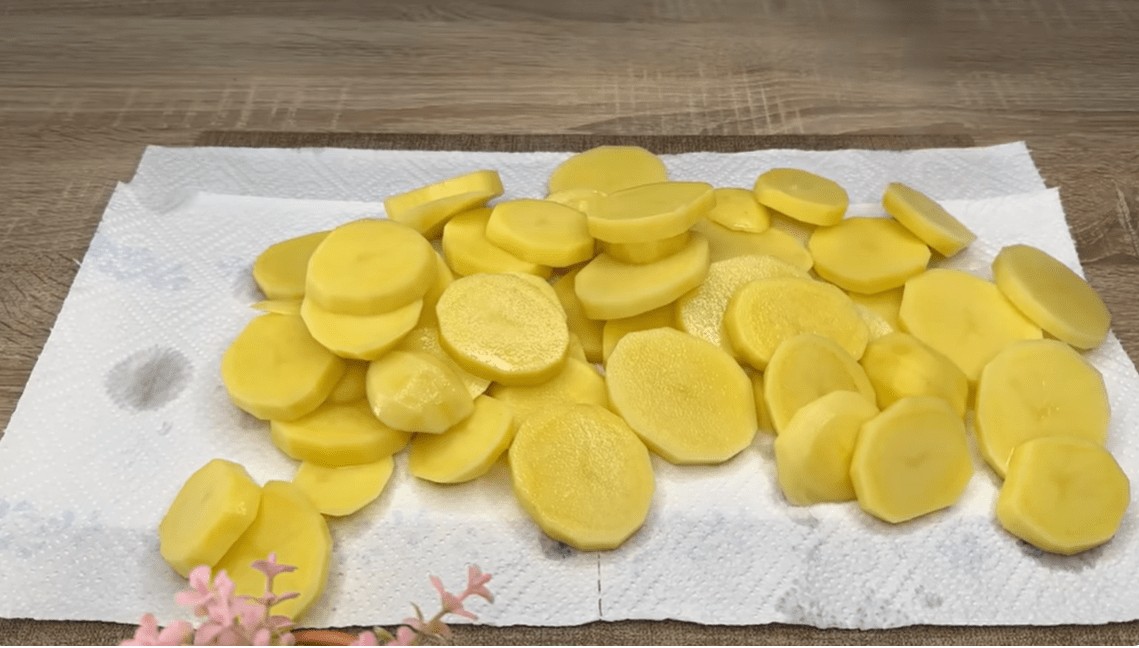 Рецепт за совршено печен кромпир со кремаст сос од сирење што ќе ве воодушеви