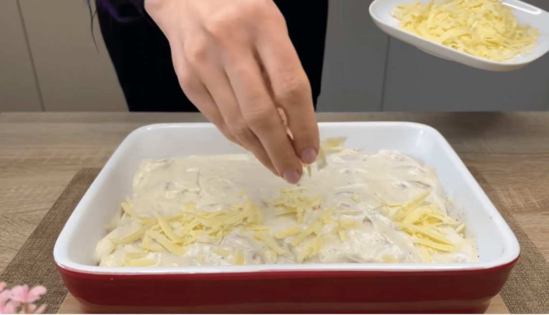 Лесно и чекор по чекор: Како да подготвите највкусен компир со богат сос од сирење