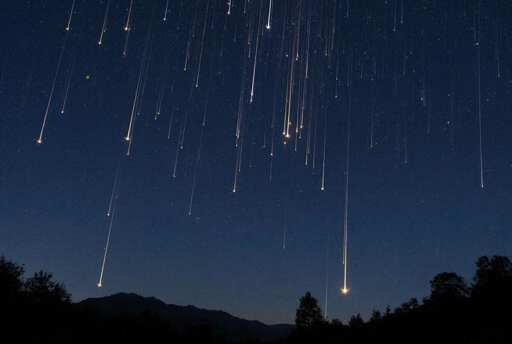 Земјата поминува низ „космичка депонија“ што може да донесе неочекувани метеори и светлечки небо над нашите глави