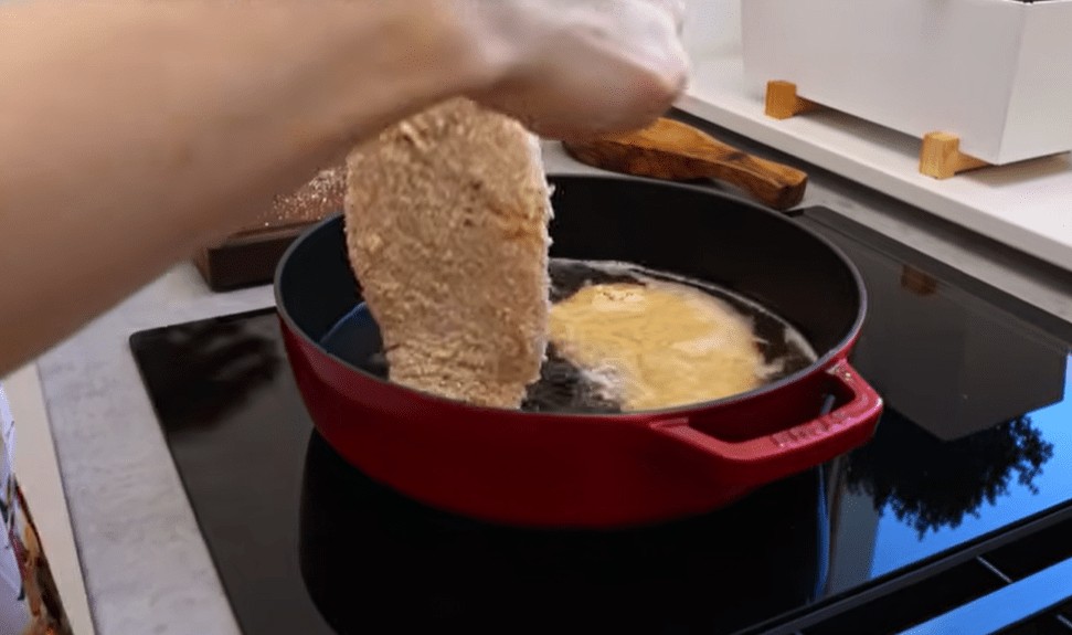 Заборавете на старите начини за пржење шницла – овој трик ќе направи шницла со совршено крцкава корка и сочно месо