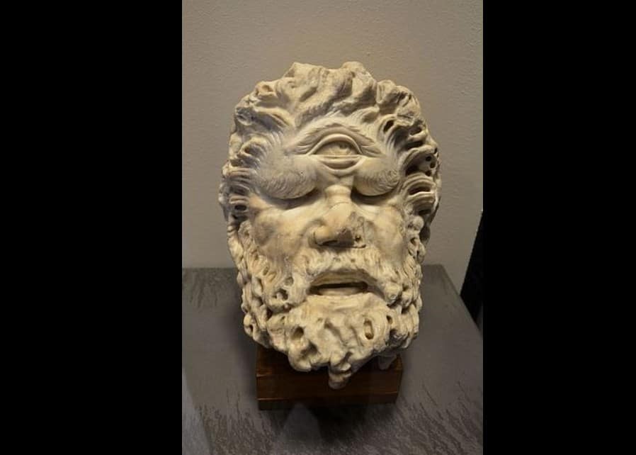 Мистерија на векот: Дали Џиновскиот Едноок од Кожани навистина постоел? Огромен череп со едно око откриен во срцето на Македонија