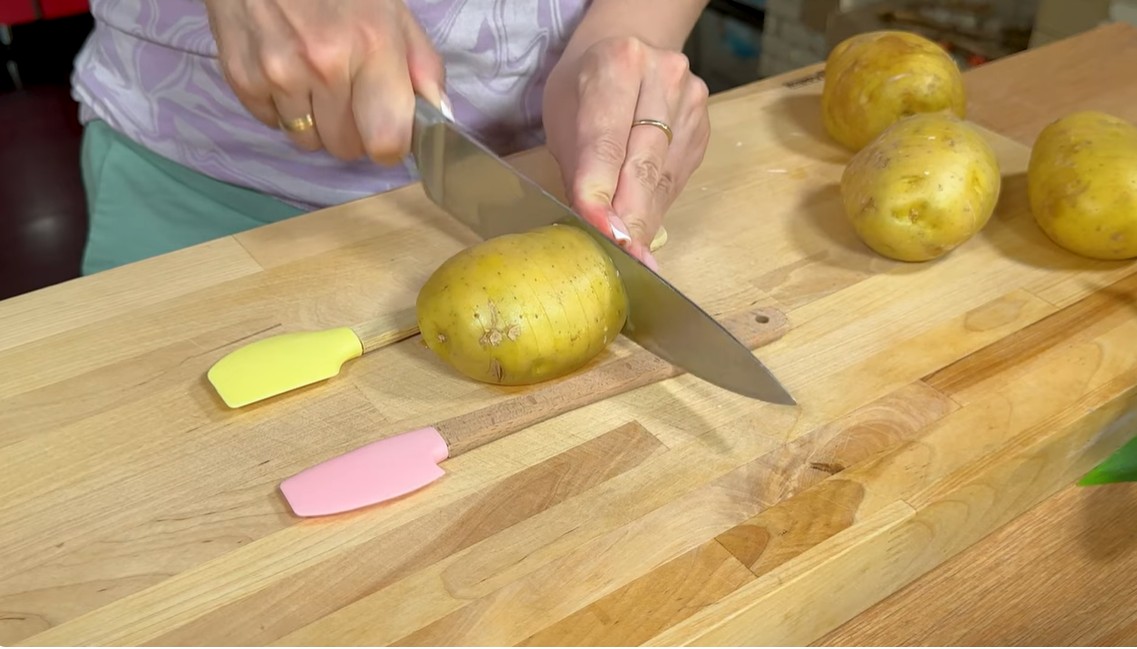 Печен компир со лук и путер – Лесен и неверојатно вкусен рецепт кој ќе ја освои вашата трпеза