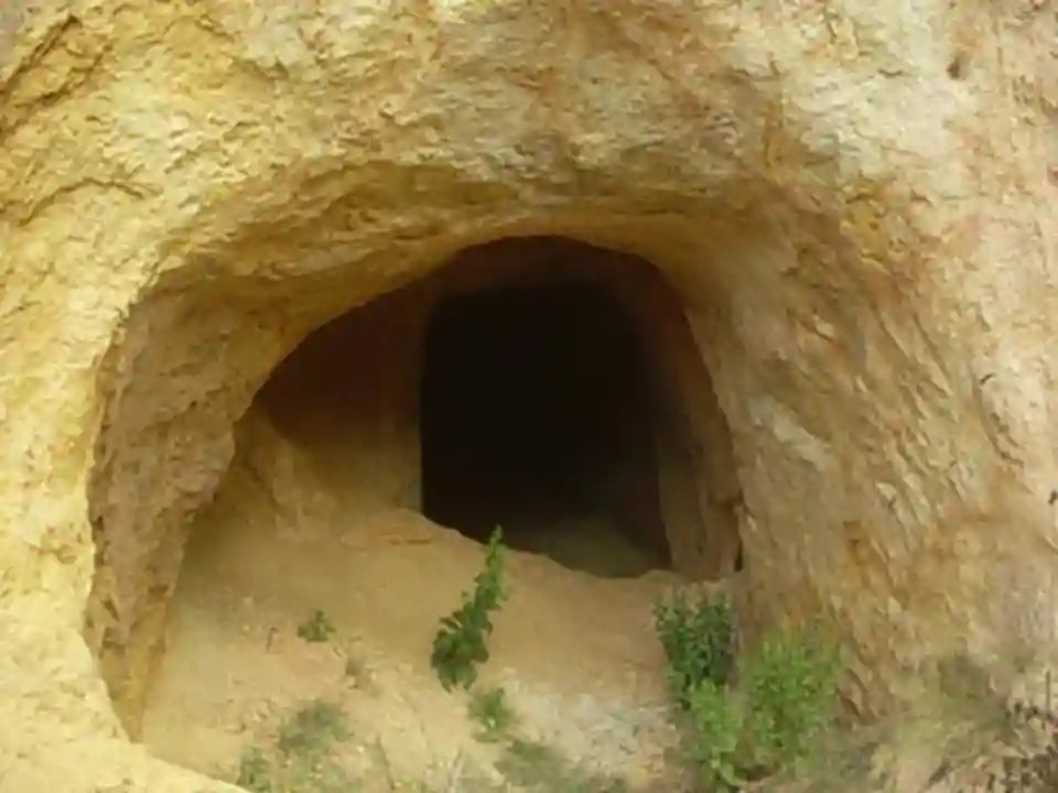 Рудникот е опасен и недостапен за обичните луѓе: Само авантуристи се решаваат да влезат низ осум широки отвори