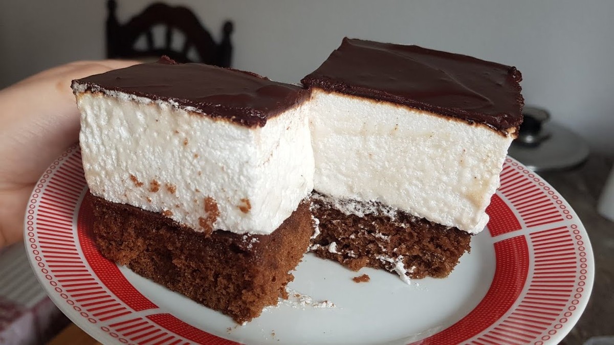 Соединување на слоевите и магичниот чоколаден прелив – Финалниот допир на раскошниот десерт