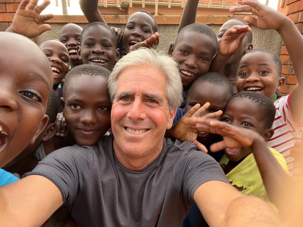 Само еден ранец и строго селективно пакување: Како Бери успева да биде секогаш подготвен за секаква авантура