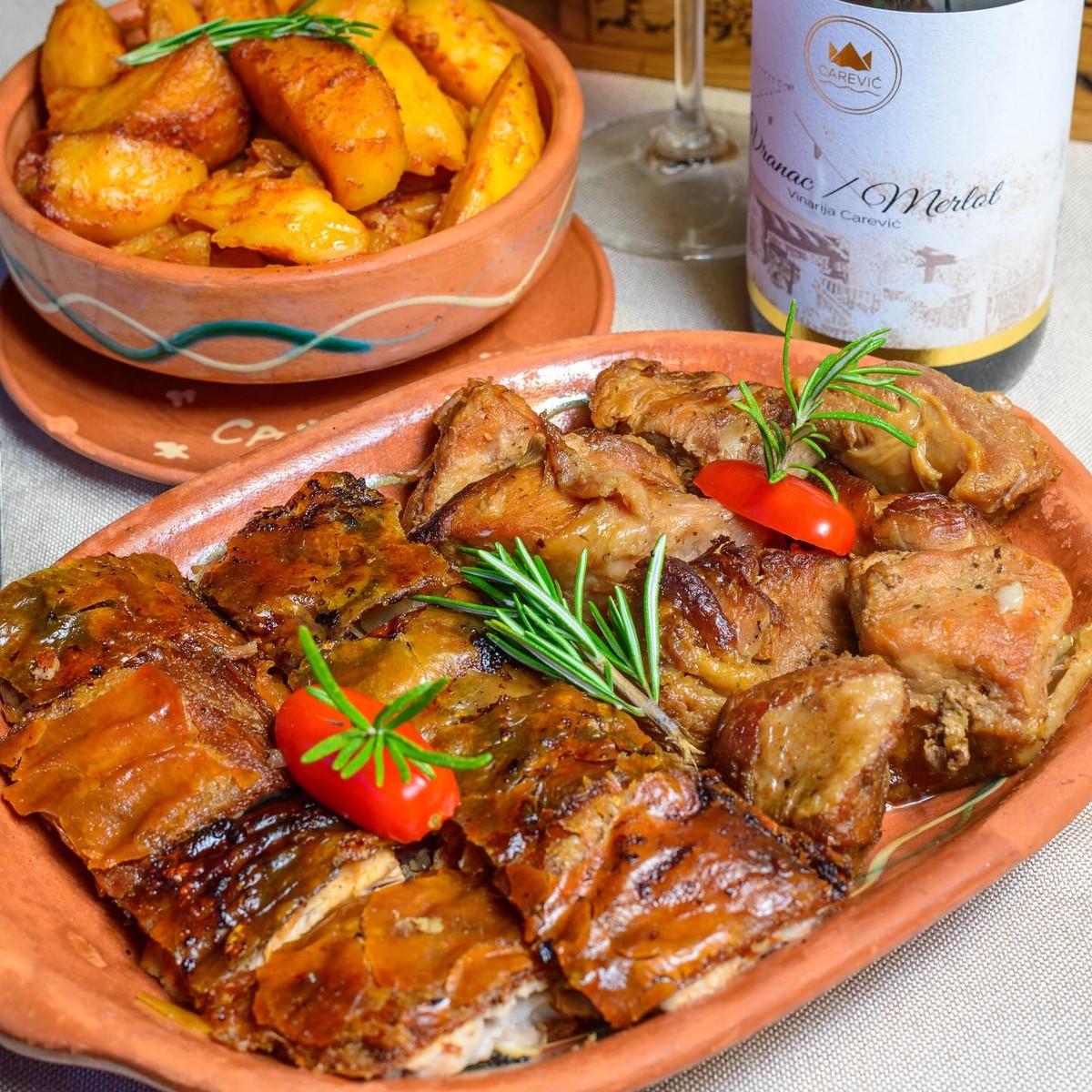 Јагнешки котлети со пире од тартуфи и чипс од пармезан носат вкусна модерност