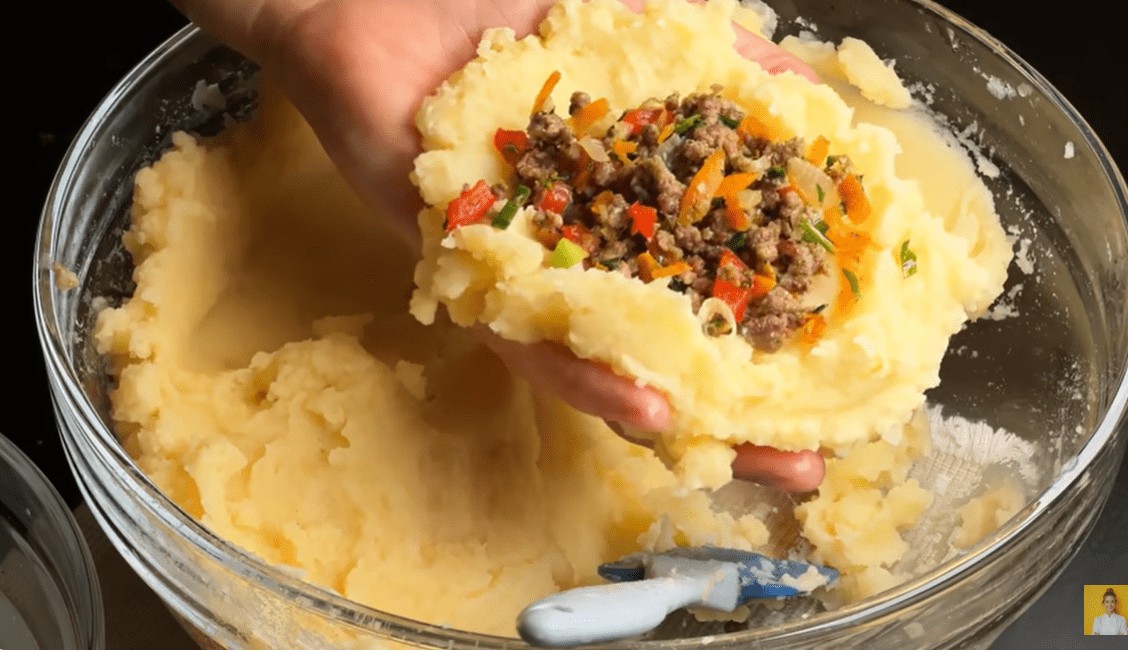 Потребни состојки за полнети компир топчиња со говедско и кремаст сос од печурки