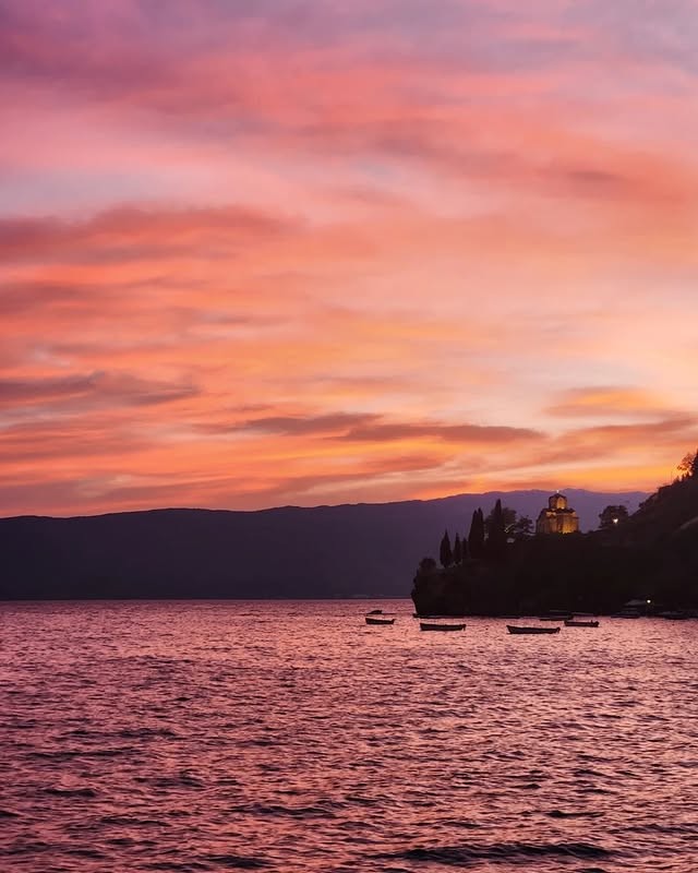 Ниските цени, свежата храна и македонското вино биле вистинско изненадување