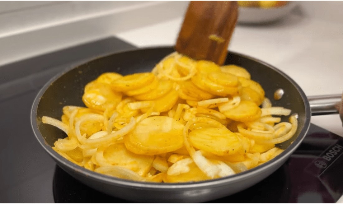 Сите потребни состојки за совршен компир со кромид на фурна