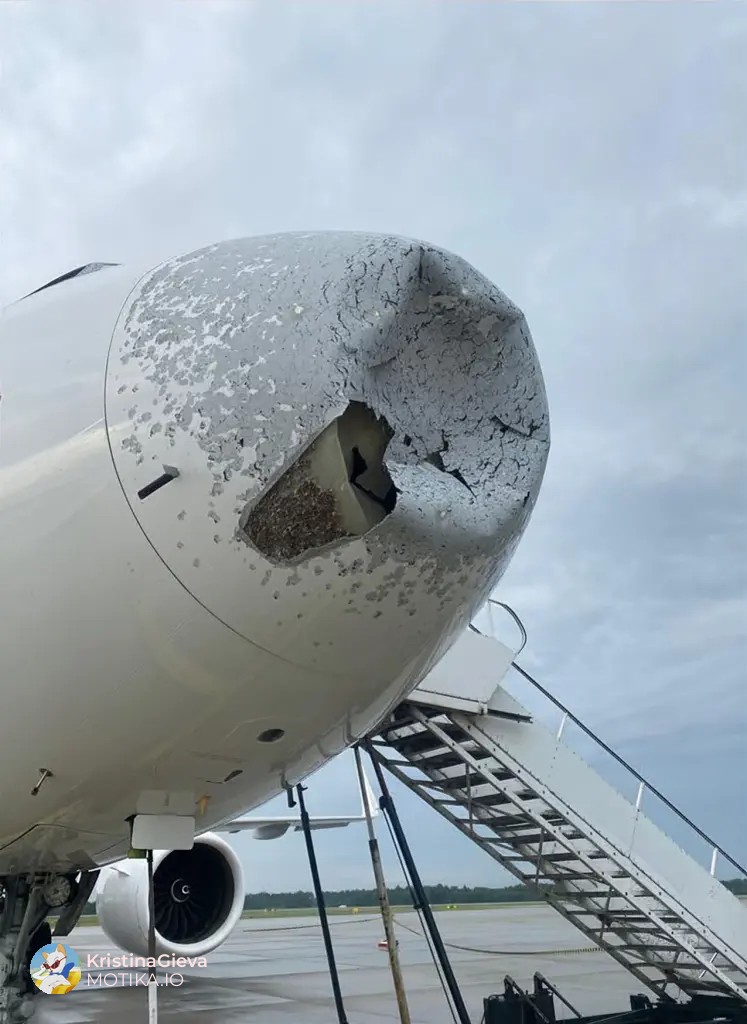 Штета на авионската обвивка, дупки и оштетени витални системи поради градот