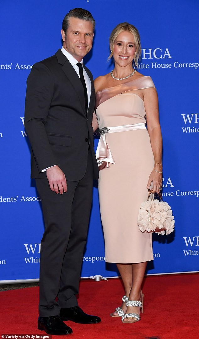 Сопругата на Хегсет се појави во фустан од Тему што чини само 13 евра и го шокираше интернетот