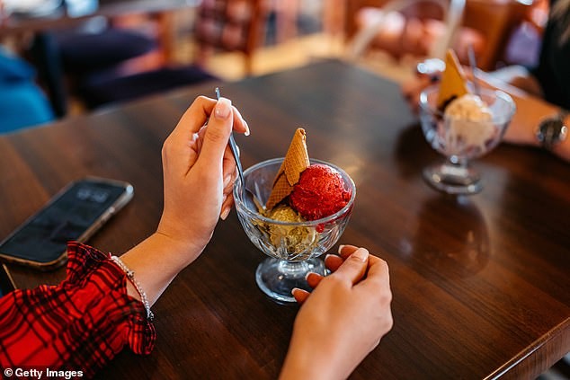 Туристи во Европа го шокираше наплата од 1.40 евра само за миење сад по сладолед – уште една европска туристичка измама