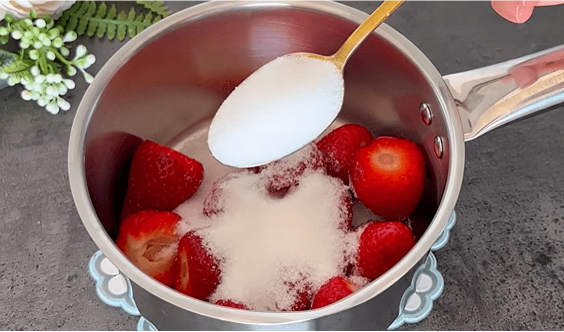 Прво ја подготвуваме и печеме подлогата – таа е темелот на оваа превкусна торта