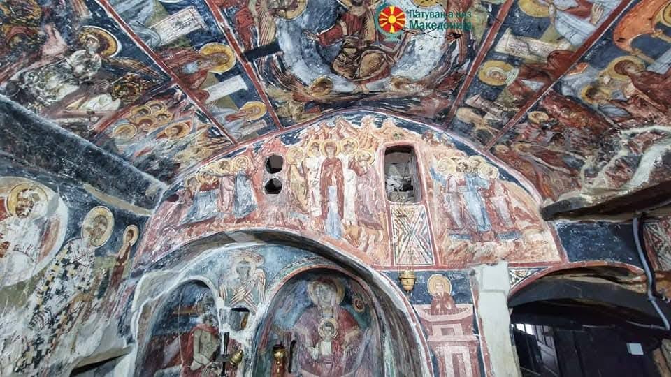 Манастирскиот комплекс има три цркви, чинар стар 870 години и извор со лековита вода
